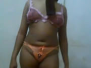 蘇丹黑妹露出她的豐臀